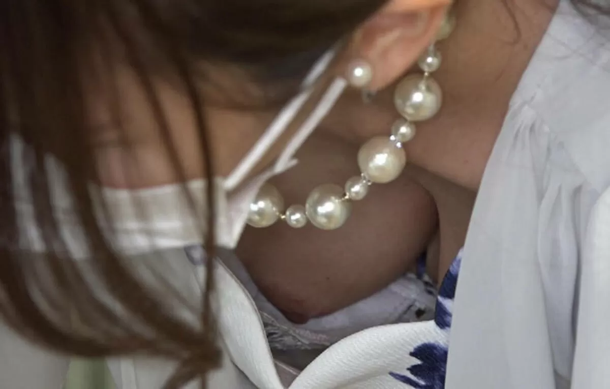 乳首が見えるエロ画像104