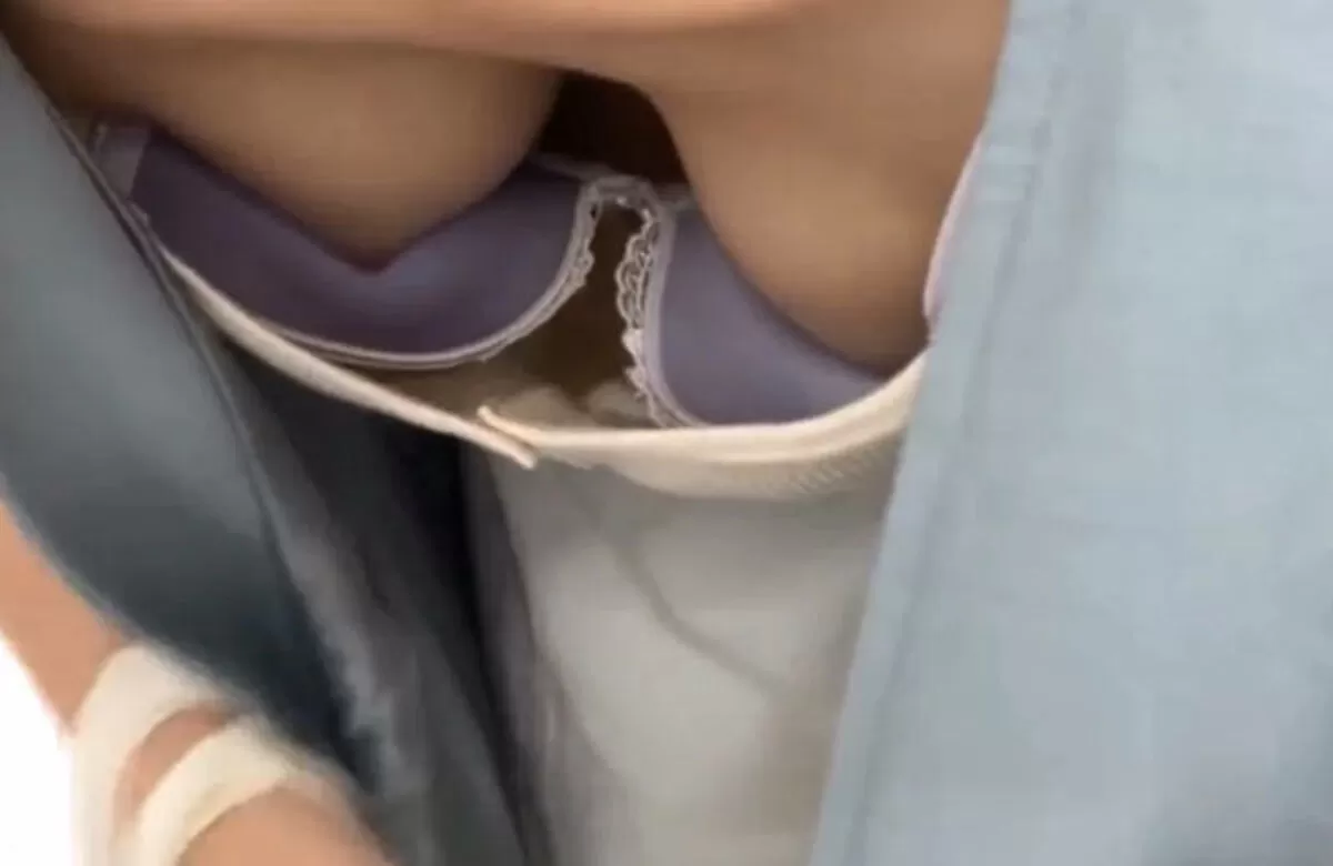 乳首が見えるエロ画像108