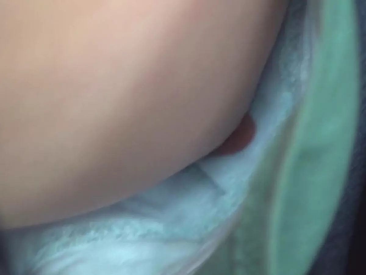 乳首が見えるエロ画像120