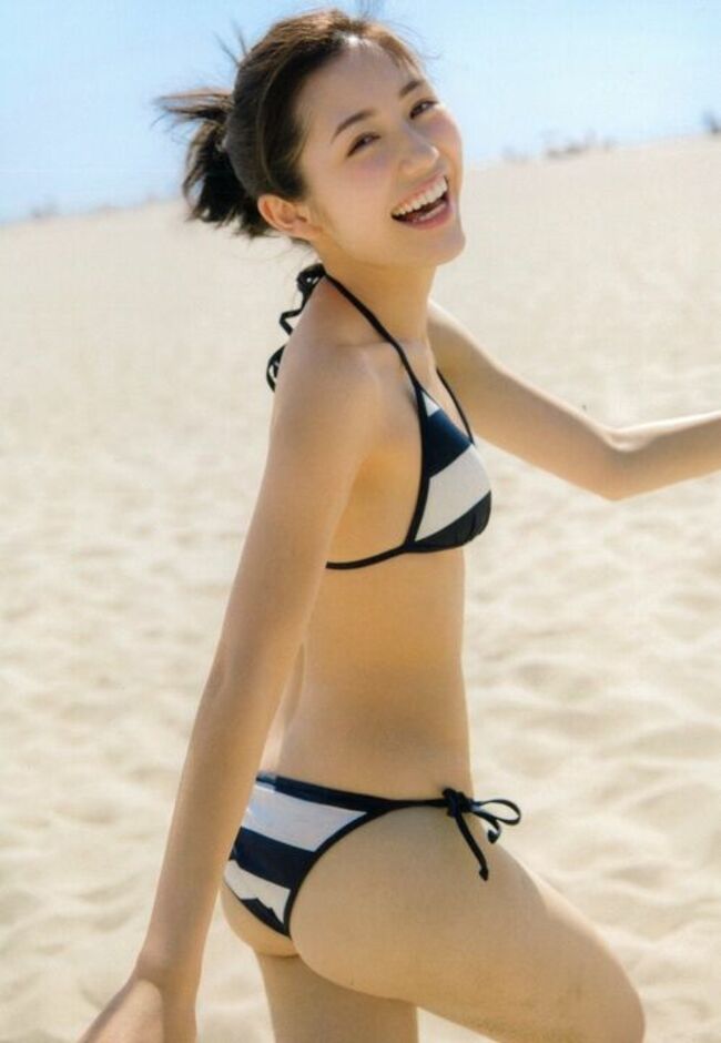 【画像】まゆゆのケツツがエチチ！安産型のハミケツに見惚れる001