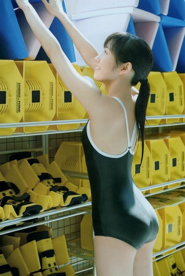 【画像】まゆゆのケツツがエチチ！安産型のハミケツに見惚れる006