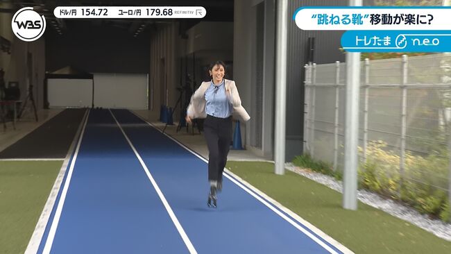 【画像】WBS嶺百花アナ、跳ねる靴で走っておっぱい揺れすぎハプニング001