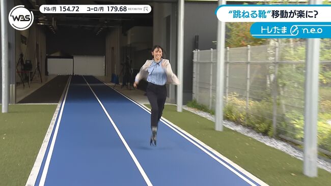 【画像】WBS嶺百花アナ、跳ねる靴で走っておっぱい揺れすぎハプニング002