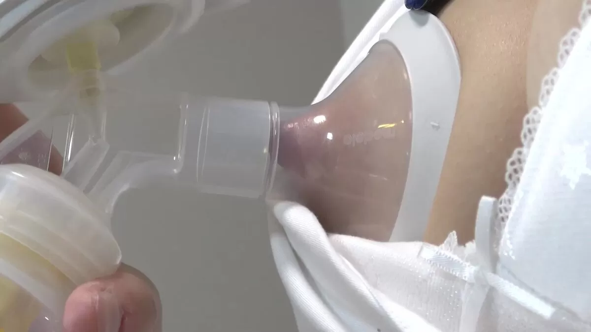 【画像】JK制服コスプレ搾乳YouTubeがデカ乳輪丸出しでエロすぎ！005