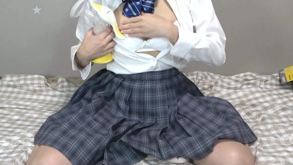 【画像】JK制服コスプレ搾乳YouTubeがデカ乳輪丸出しでエロすぎ！006