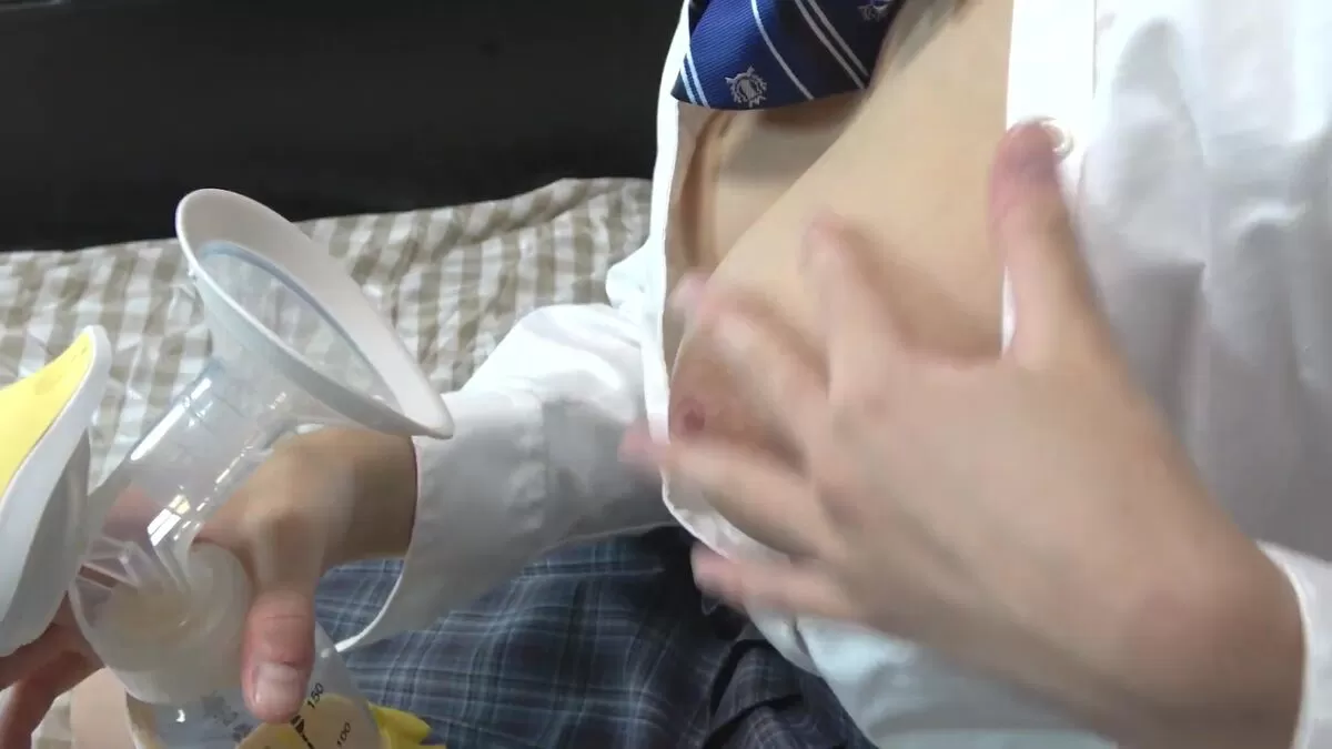 【画像】JK制服コスプレ搾乳YouTubeがデカ乳輪丸出しでエロすぎ！007