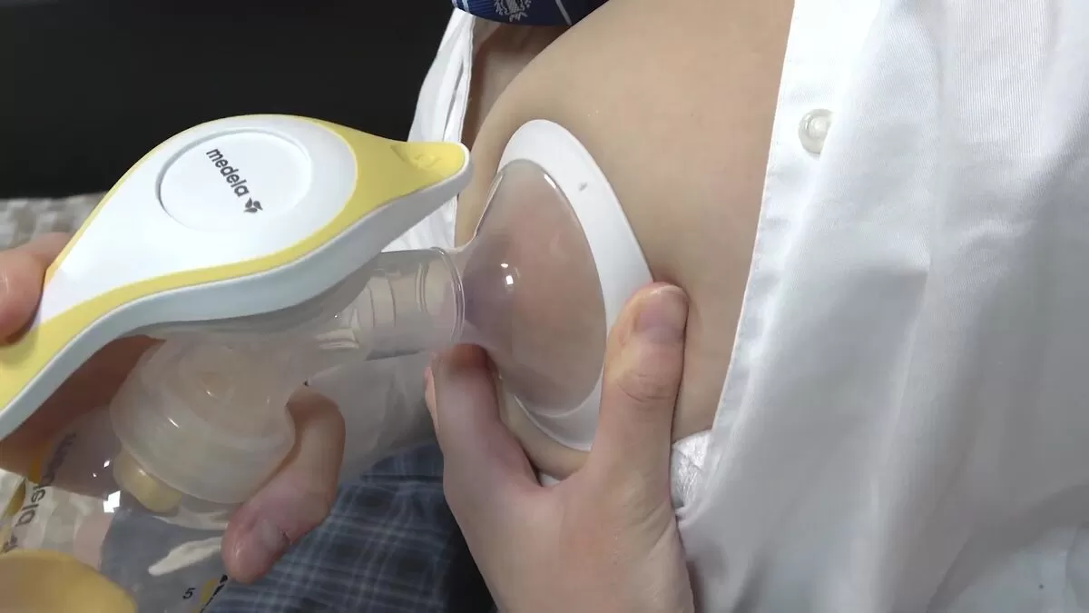 【画像】JK制服コスプレ搾乳YouTubeがデカ乳輪丸出しでエロすぎ！008