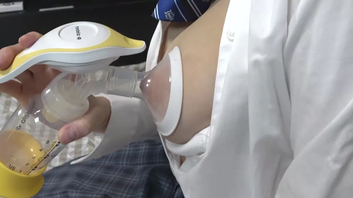 【画像】JK制服コスプレ搾乳YouTubeがデカ乳輪丸出しでエロすぎ！009