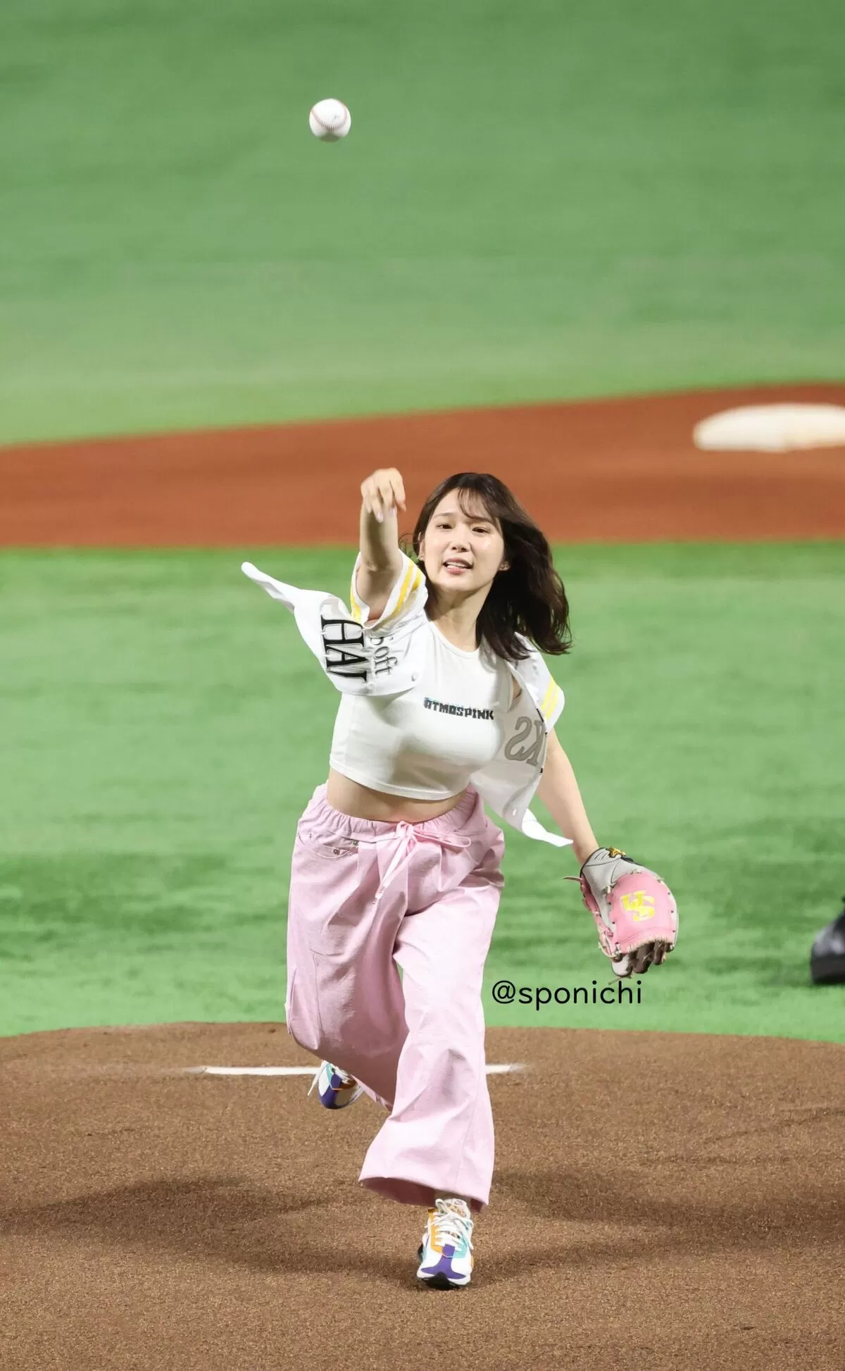 【画像】声優内田真礼、始球式でパツパツ巨乳＆腹出し大胆披露！001