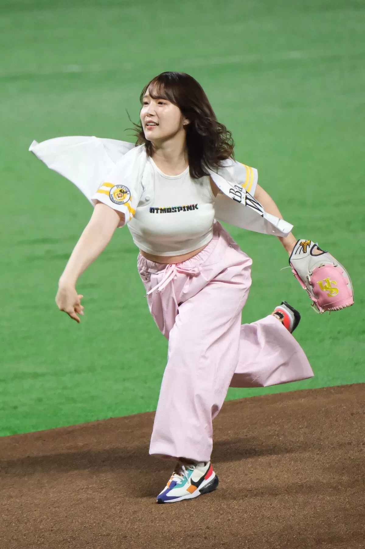 【画像】声優内田真礼、始球式でパツパツ巨乳＆腹出し大胆披露！002