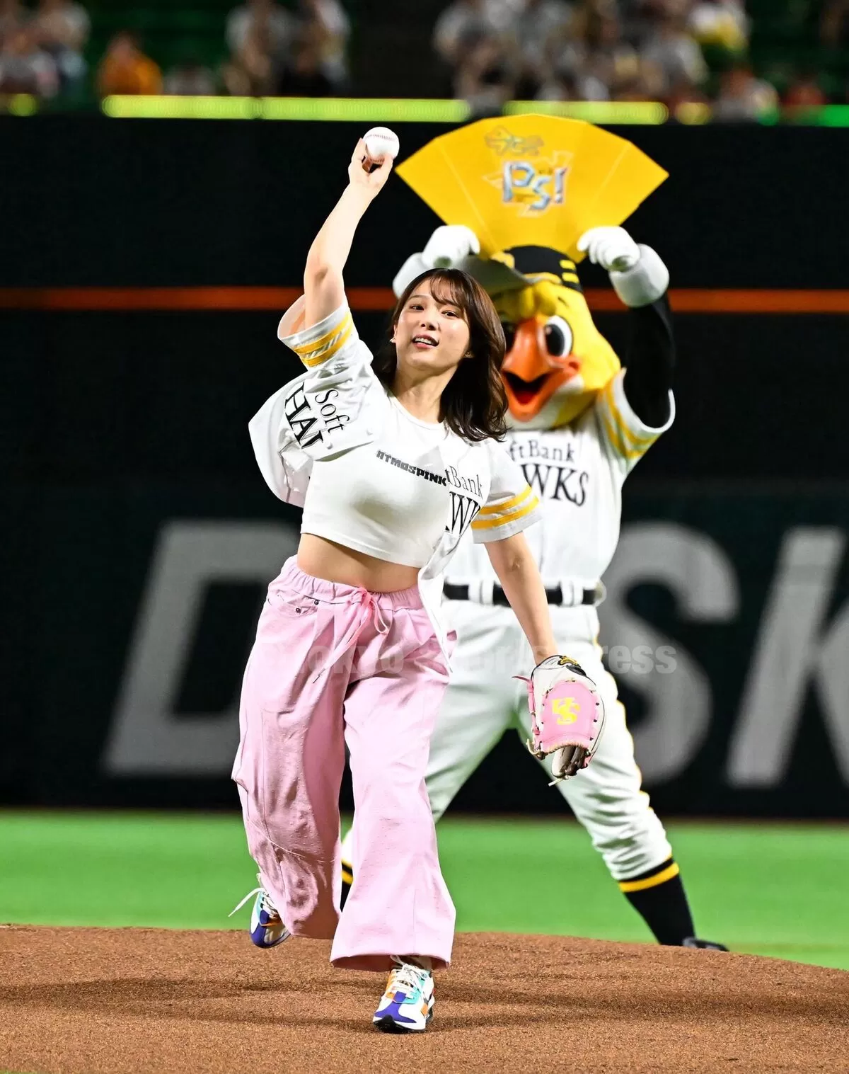 【画像】声優内田真礼、始球式でパツパツ巨乳＆腹出し大胆披露！004