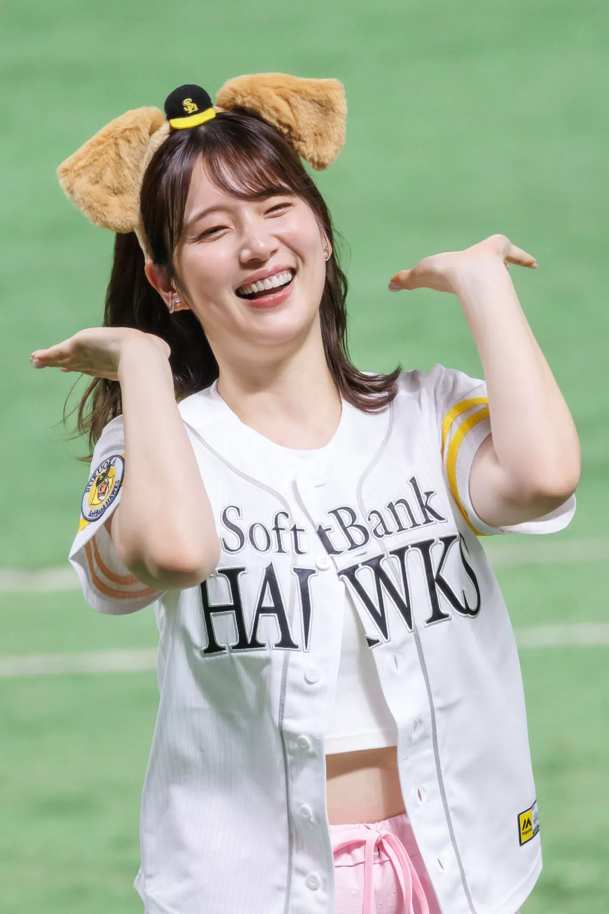 【画像】声優内田真礼、始球式でパツパツ巨乳＆腹出し大胆披露！005