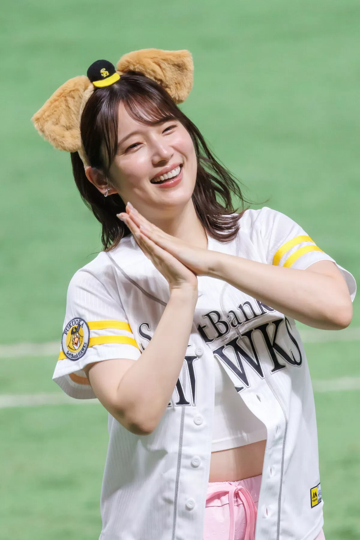 【画像】声優内田真礼、始球式でパツパツ巨乳＆腹出し大胆披露！006