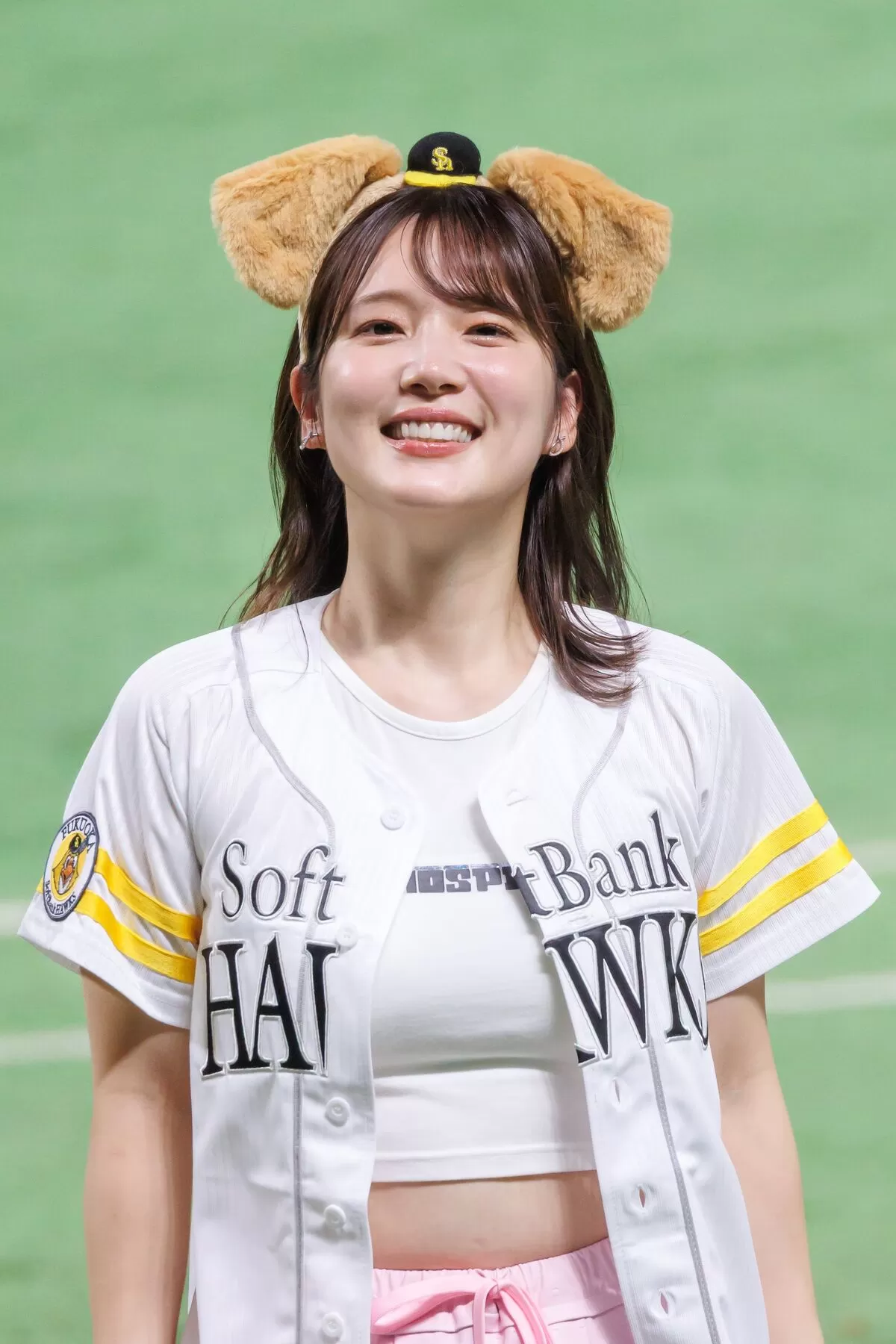 【画像】声優内田真礼、始球式でパツパツ巨乳＆腹出し大胆披露！007