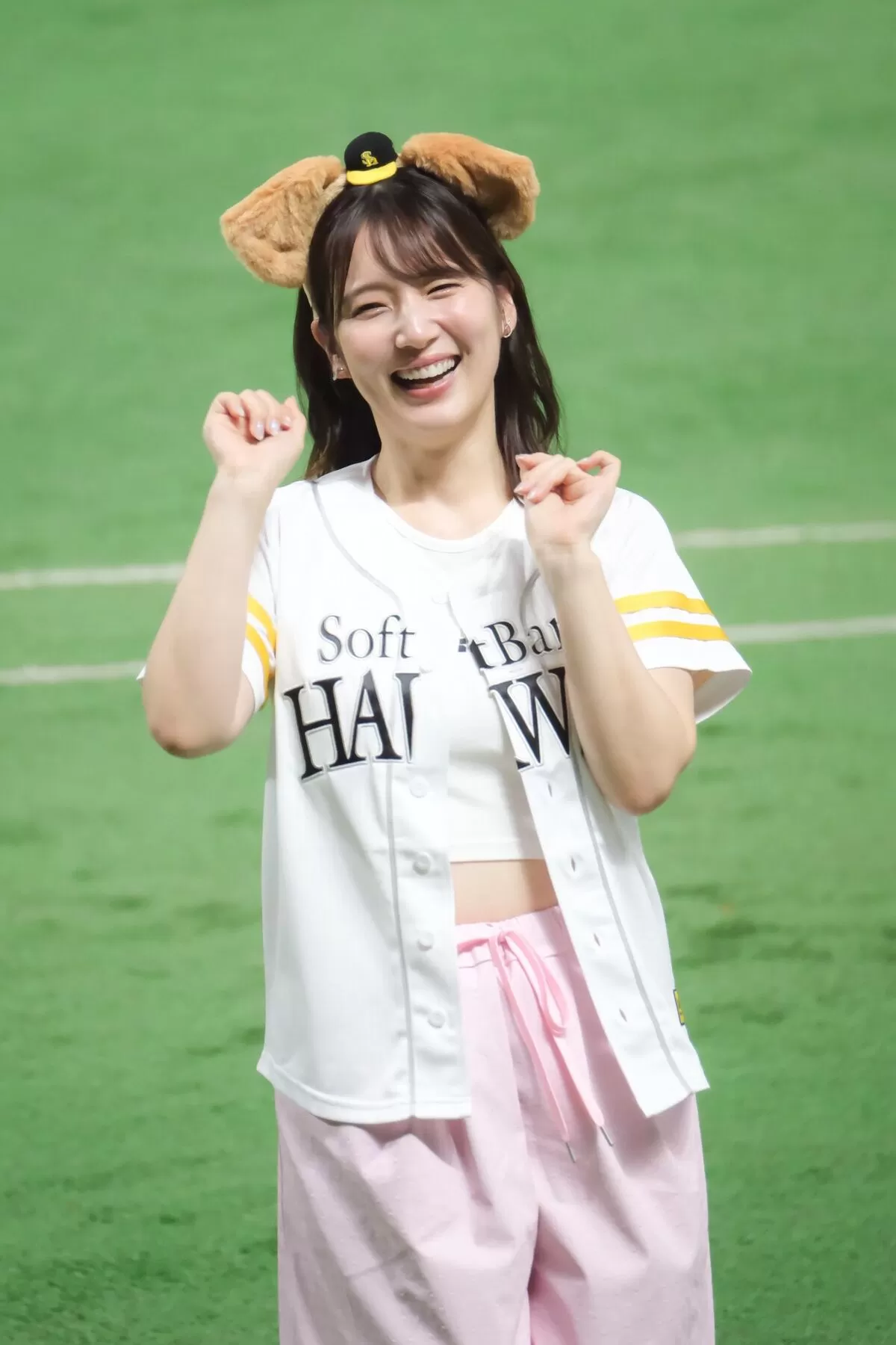 【画像】声優内田真礼、始球式でパツパツ巨乳＆腹出し大胆披露！008