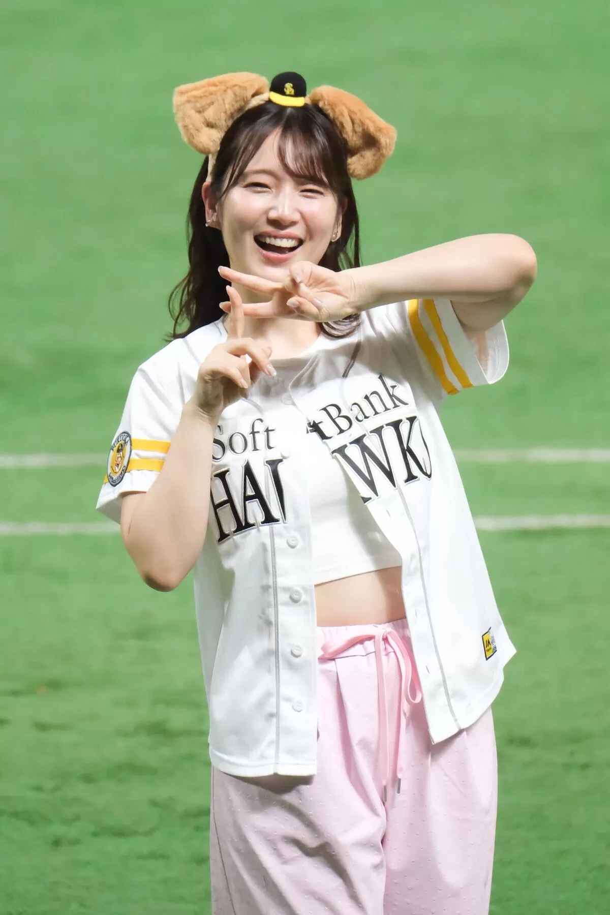 【画像】声優内田真礼、始球式でパツパツ巨乳＆腹出し大胆披露！009