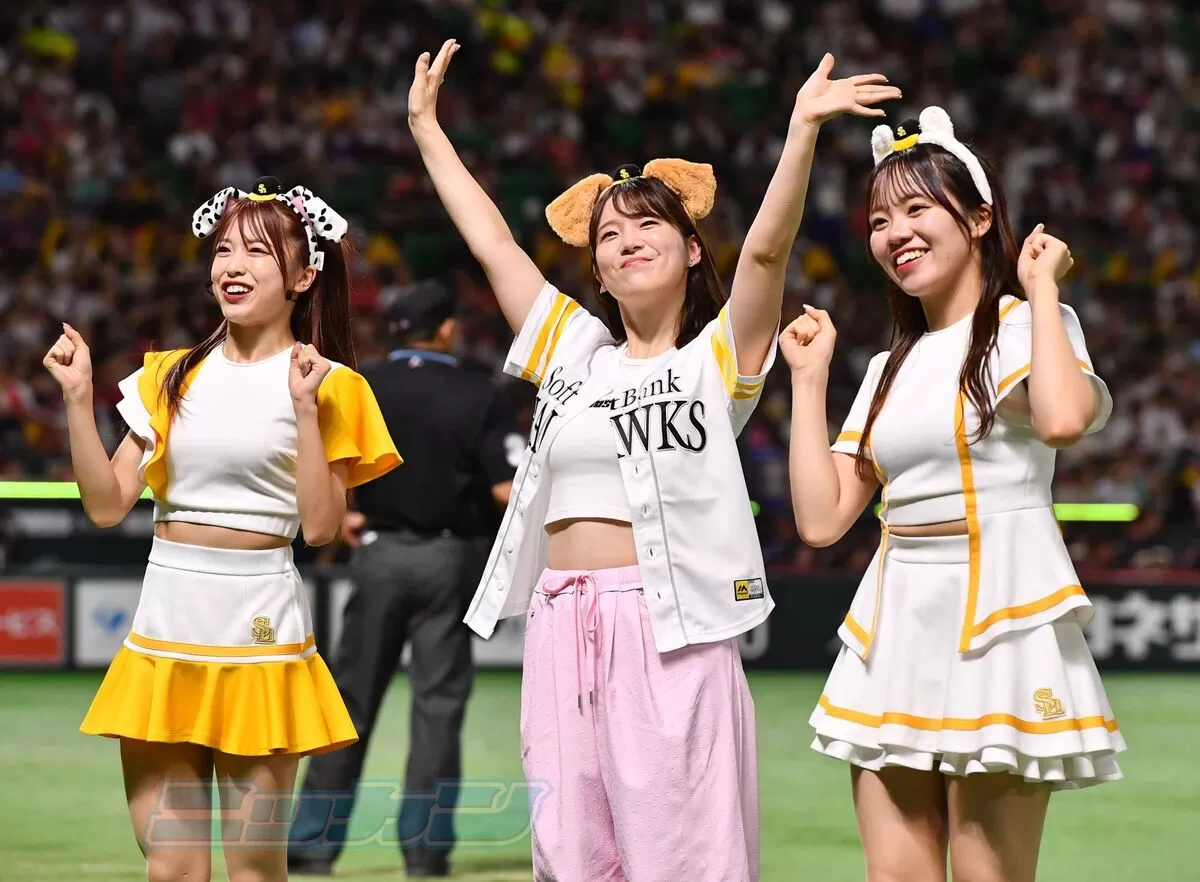 【画像】声優内田真礼、始球式でパツパツ巨乳＆腹出し大胆披露！010