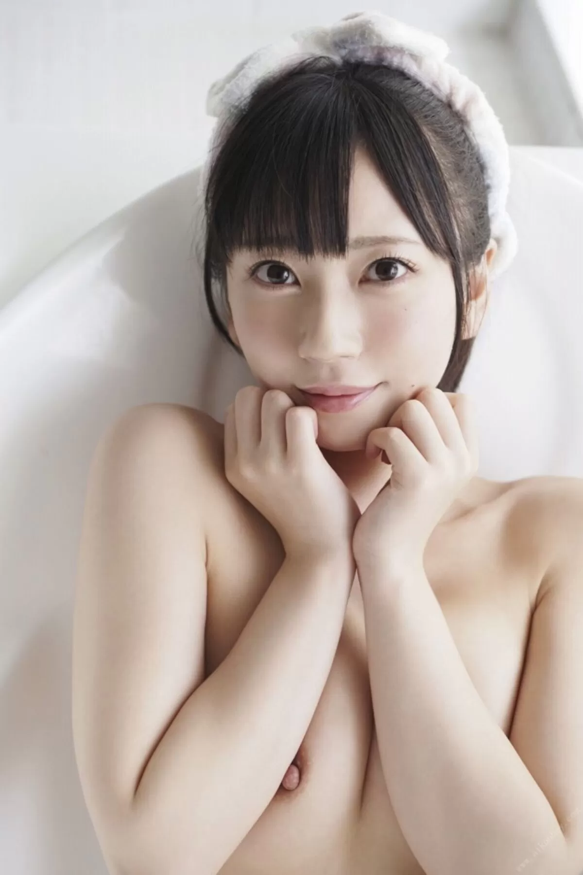 申し訳程度に膨らんだ美女の貧乳エロ画像026