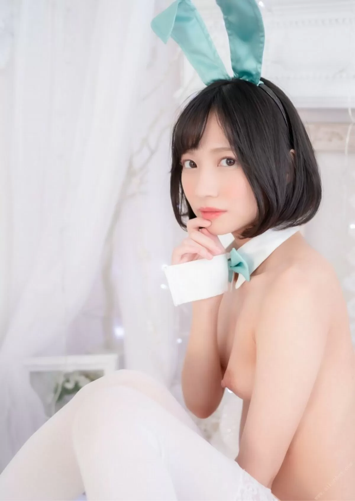 申し訳程度に膨らんだ美女の貧乳エロ画像056