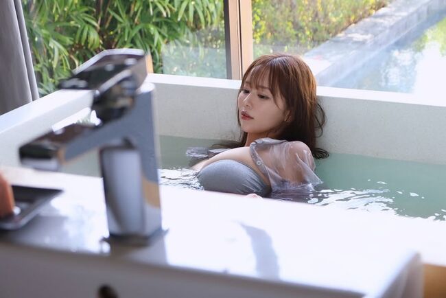 【画像】声優・井口裕香、最新グラビアでパイズリ風爆乳谷間解禁！深い谷間サイコー！002