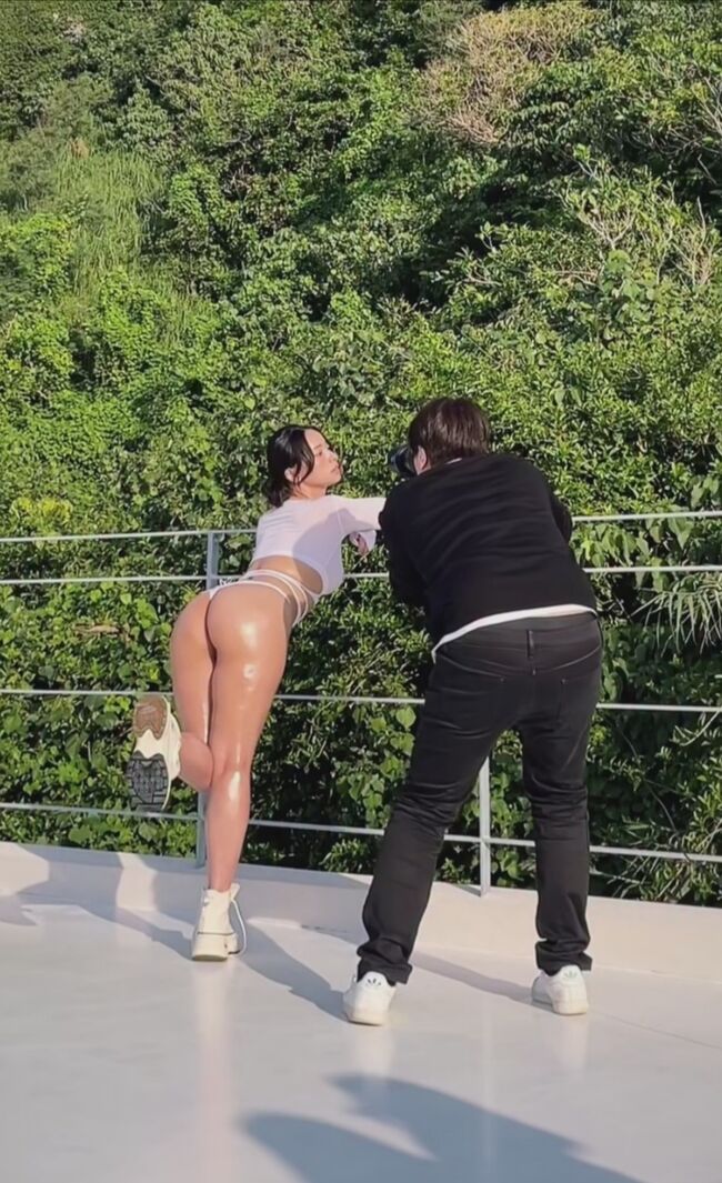 【画像】水崎綾女がインスタにプリプリテカテカな食い込みTバック生尻公開！001