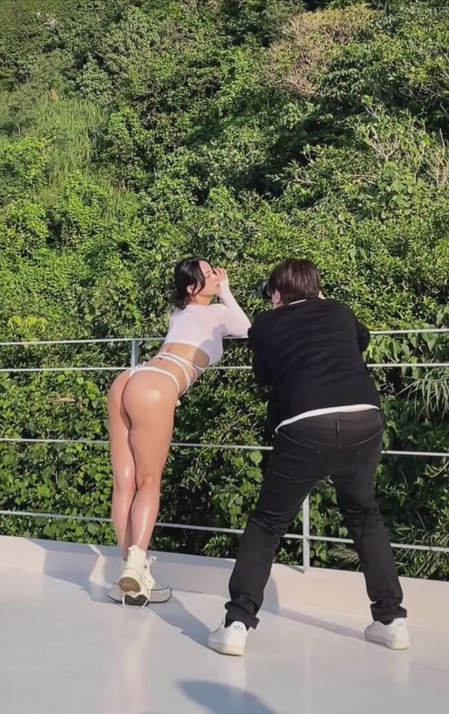 【画像】水崎綾女がインスタにプリプリテカテカな食い込みTバック生尻公開！002