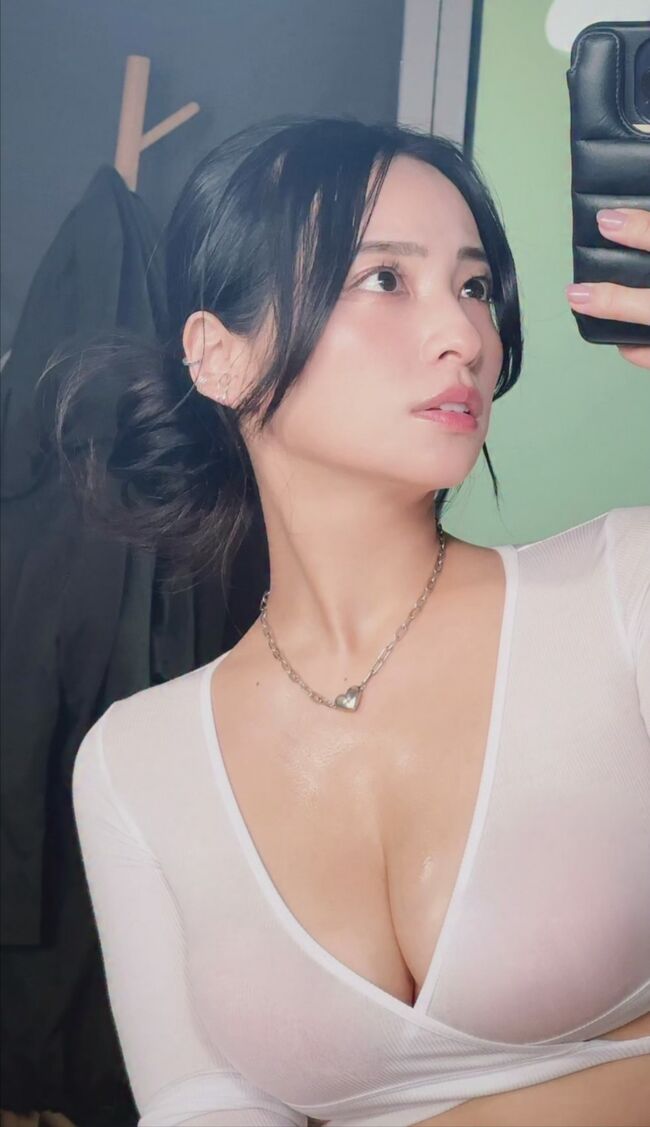 【画像】水崎綾女がインスタにプリプリテカテカな食い込みTバック生尻公開！003