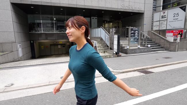 【動画あり】おにぎり屋台のお姉さん、ノーブラ巨乳がぷるんぷるん揺れまくりで客激増ｗｗｗ001