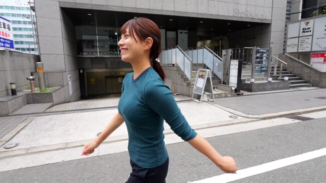 【動画あり】おにぎり屋台のお姉さん、ノーブラ巨乳がぷるんぷるん揺れまくりで客激増ｗｗｗ002