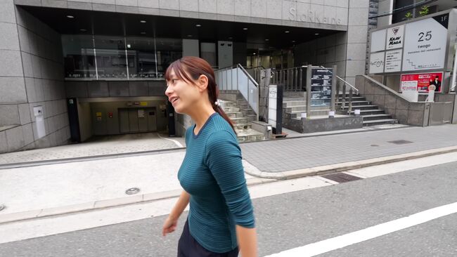 【動画あり】おにぎり屋台のお姉さん、ノーブラ巨乳がぷるんぷるん揺れまくりで客激増ｗｗｗ003