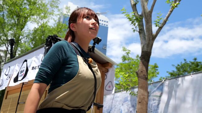 【動画あり】おにぎり屋台のお姉さん、ノーブラ巨乳がぷるんぷるん揺れまくりで客激増ｗｗｗ005