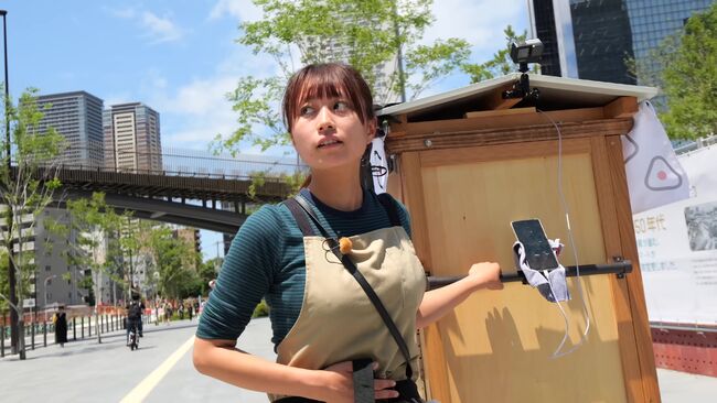 【動画あり】おにぎり屋台のお姉さん、ノーブラ巨乳がぷるんぷるん揺れまくりで客激増ｗｗｗ006