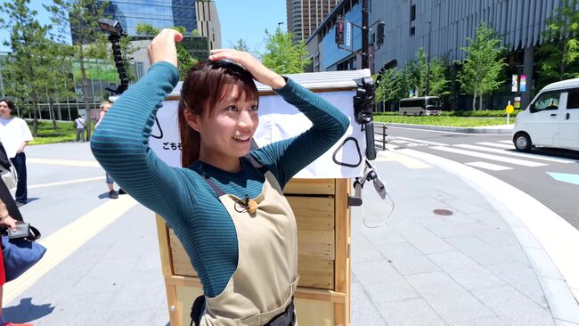 【動画あり】おにぎり屋台のお姉さん、ノーブラ巨乳がぷるんぷるん揺れまくりで客激増ｗｗｗ007