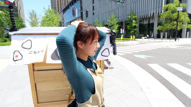 【動画あり】おにぎり屋台のお姉さん、ノーブラ巨乳がぷるんぷるん揺れまくりで客激増ｗｗｗ008