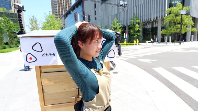 【動画あり】おにぎり屋台のお姉さん、ノーブラ巨乳がぷるんぷるん揺れまくりで客激増ｗｗｗ009