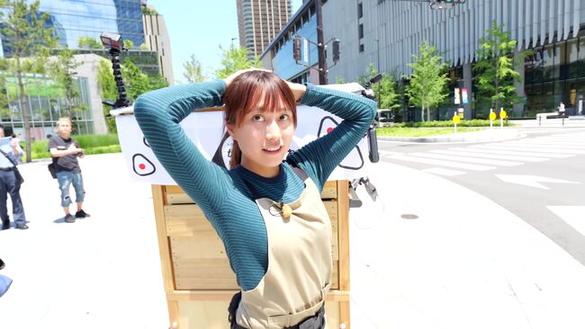 【動画あり】おにぎり屋台のお姉さん、ノーブラ巨乳がぷるんぷるん揺れまくりで客激増ｗｗｗ010