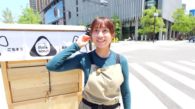 【動画あり】おにぎり屋台のお姉さん、ノーブラ巨乳がぷるんぷるん揺れまくりで客激増ｗｗｗ011