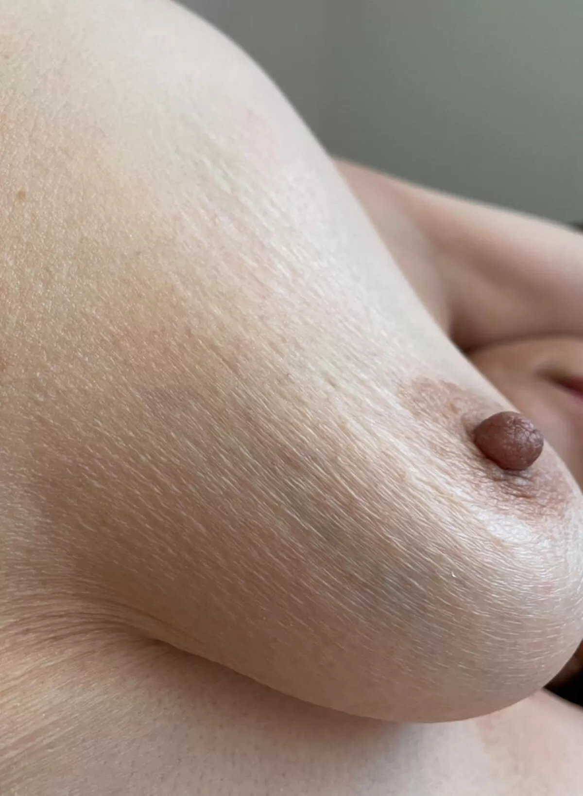 人妻乳首エロ画像001