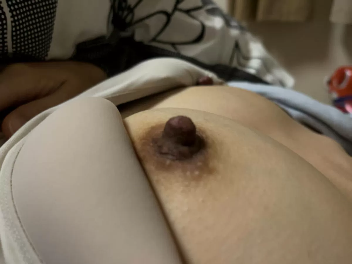 人妻乳首エロ画像012