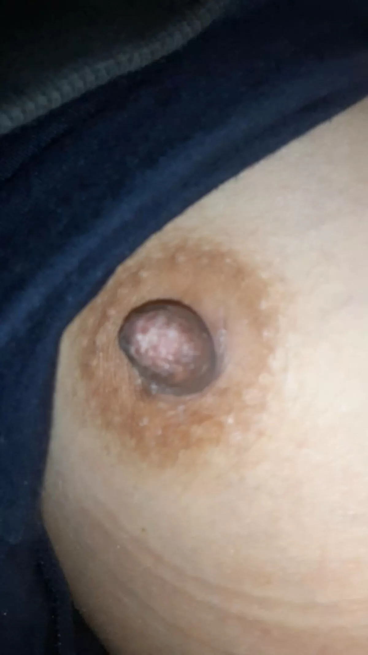 人妻乳首エロ画像028