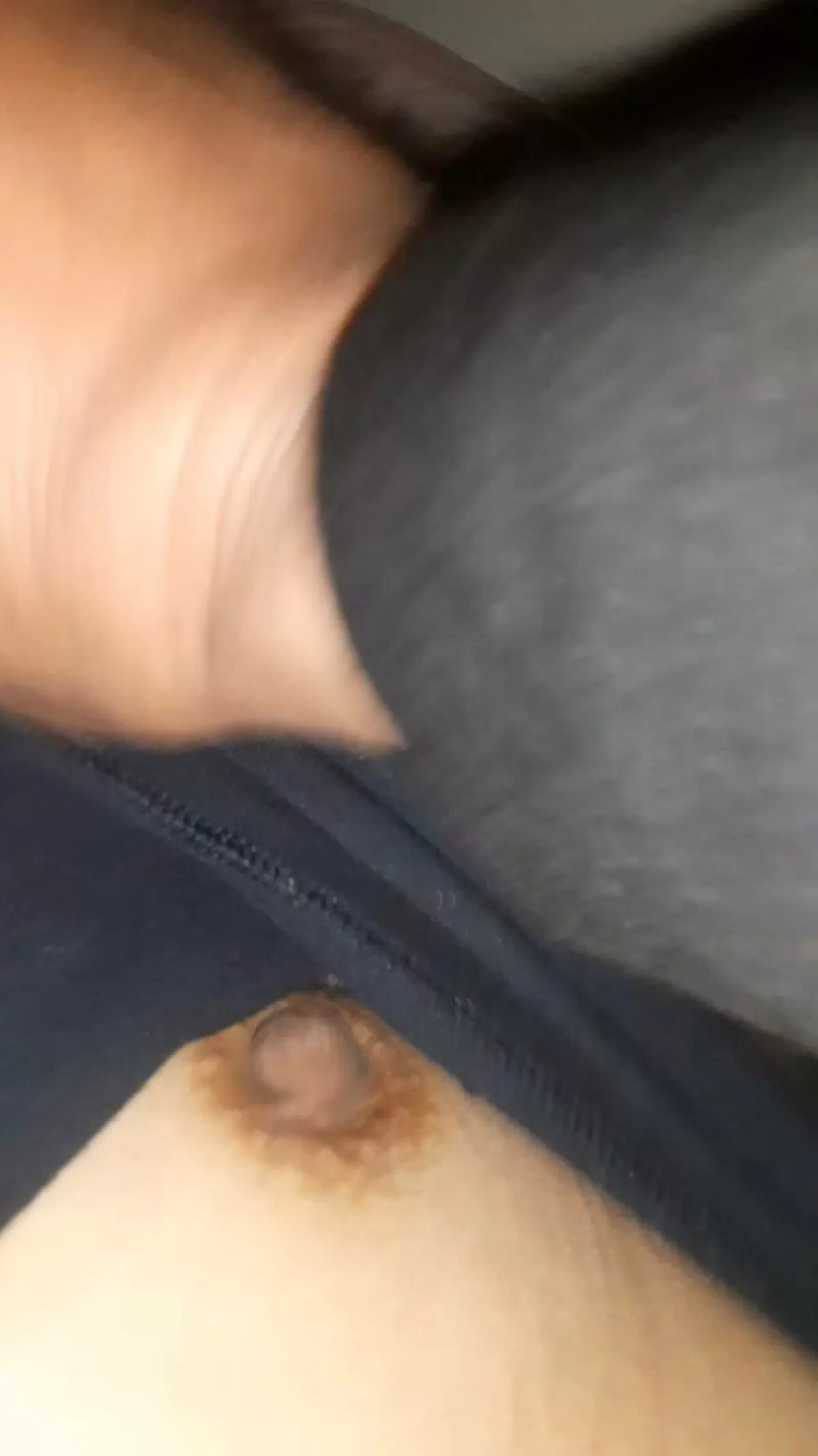 人妻乳首エロ画像031