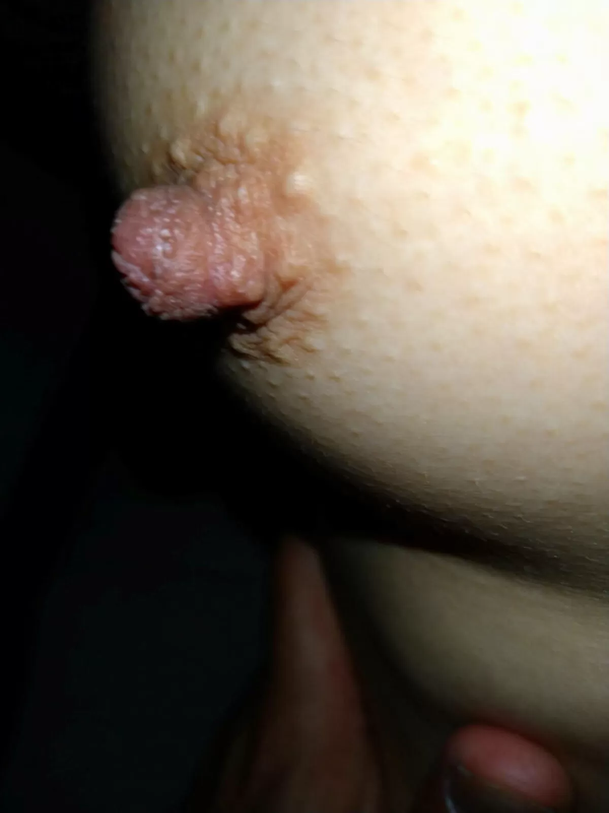 人妻乳首エロ画像057