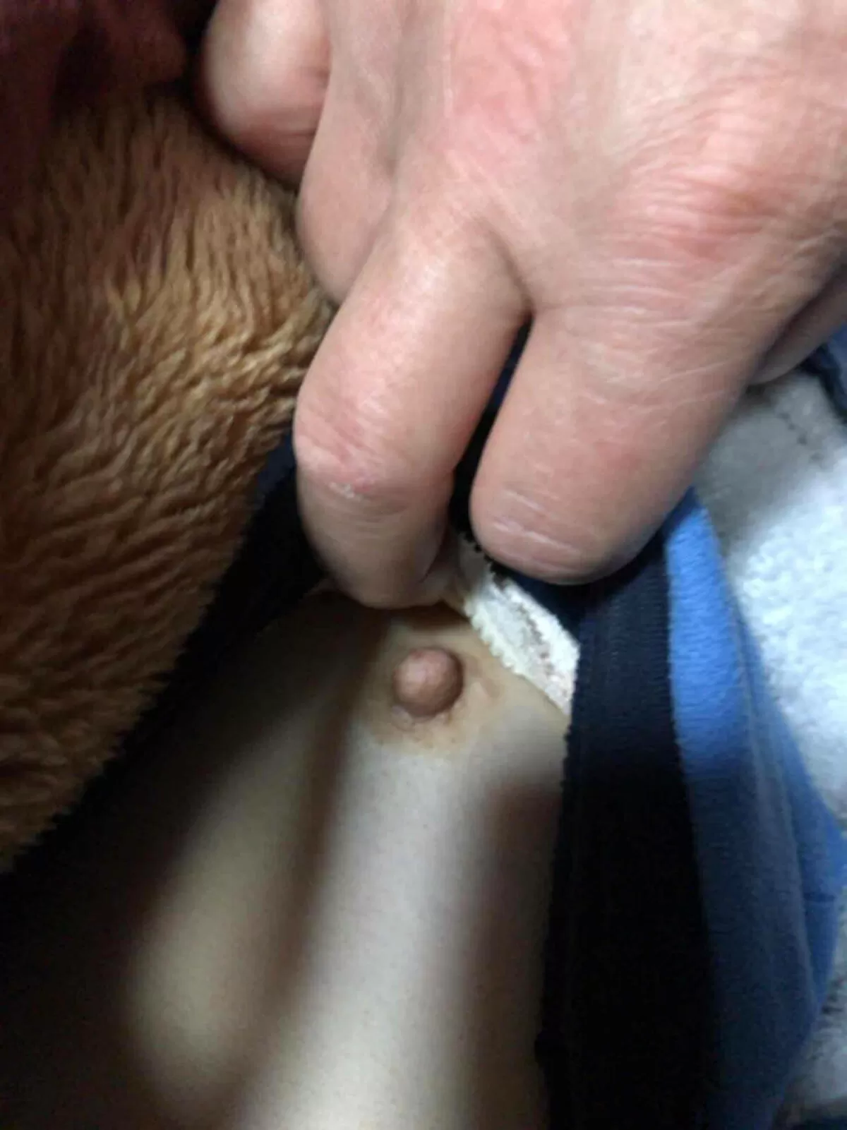 人妻乳首エロ画像085