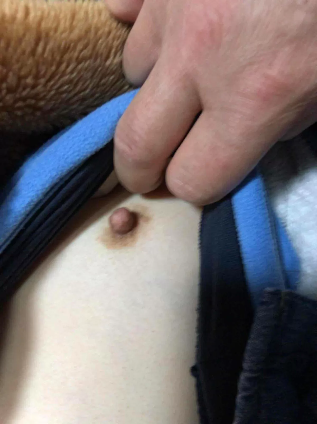 人妻乳首エロ画像086