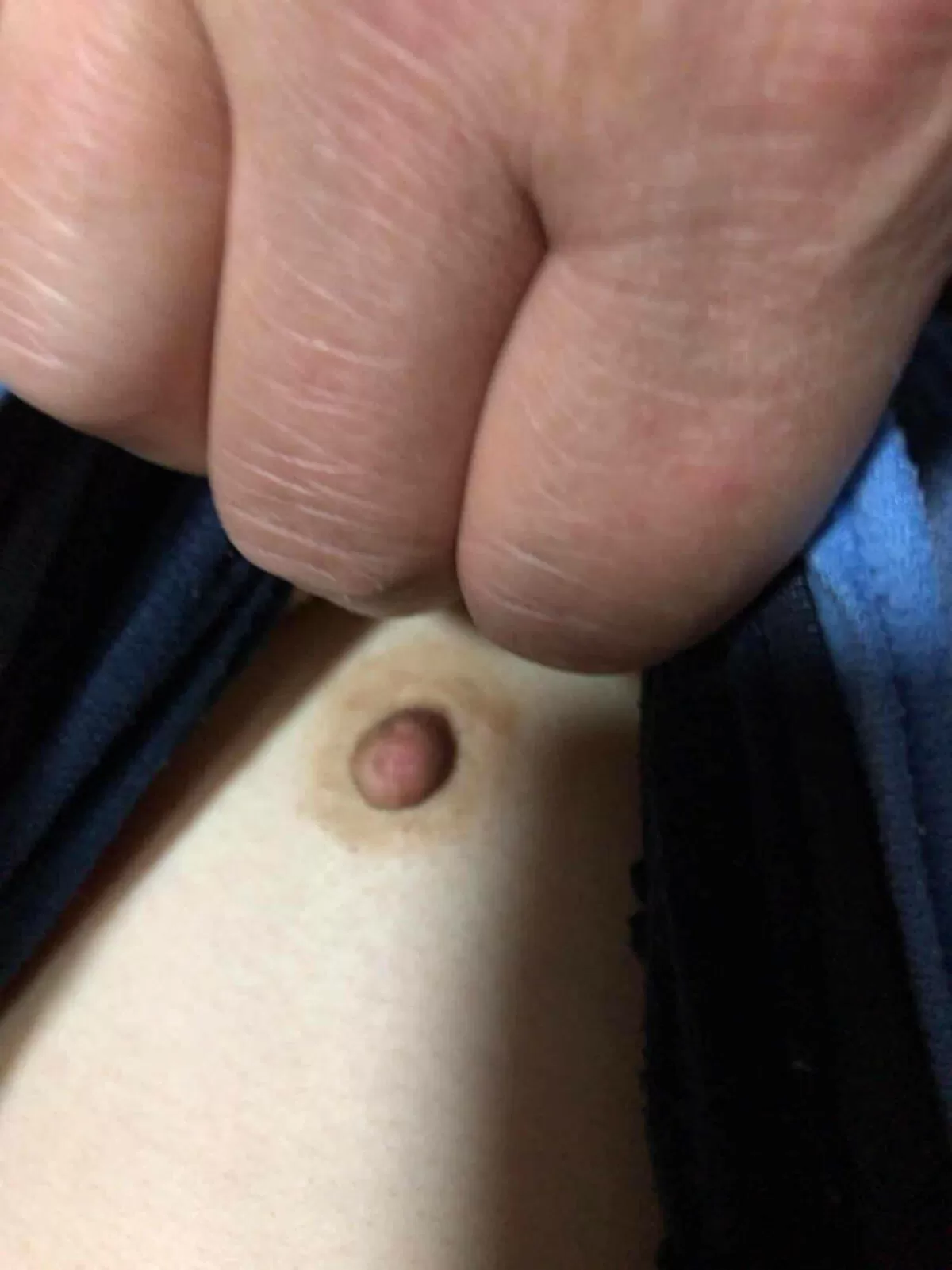 人妻乳首エロ画像087