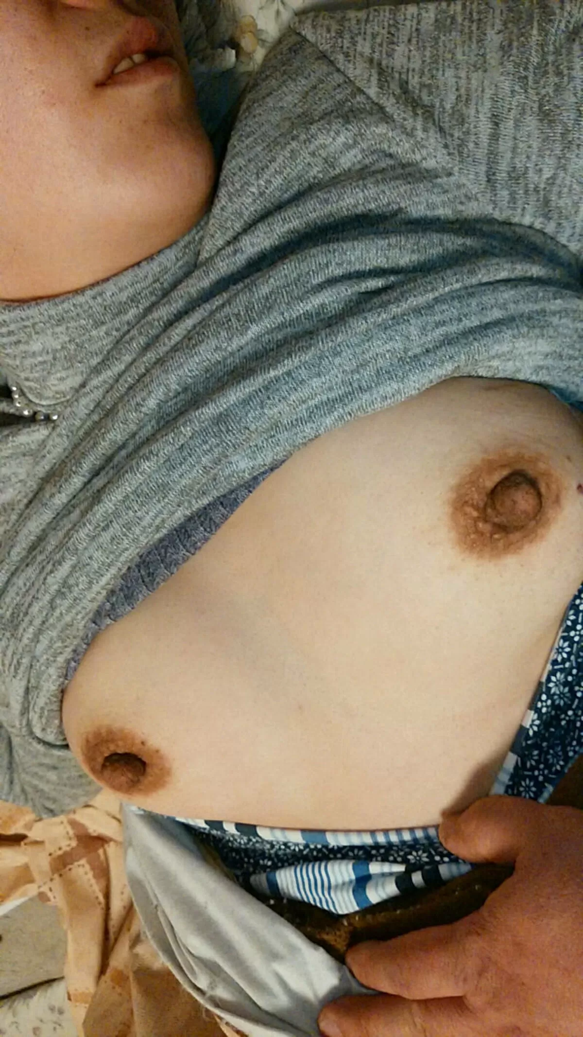 人妻乳首エロ画像088