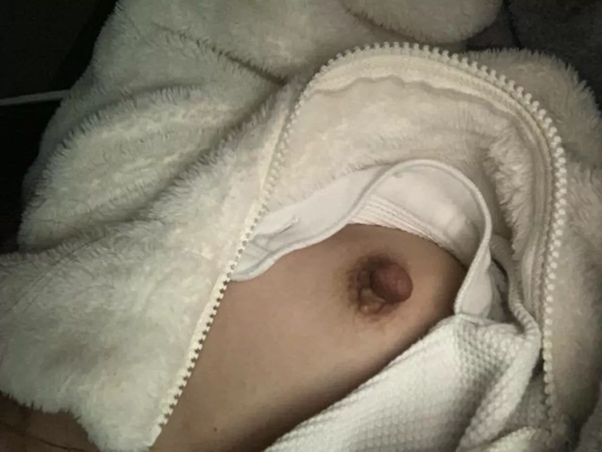 人妻乳首エロ画像102