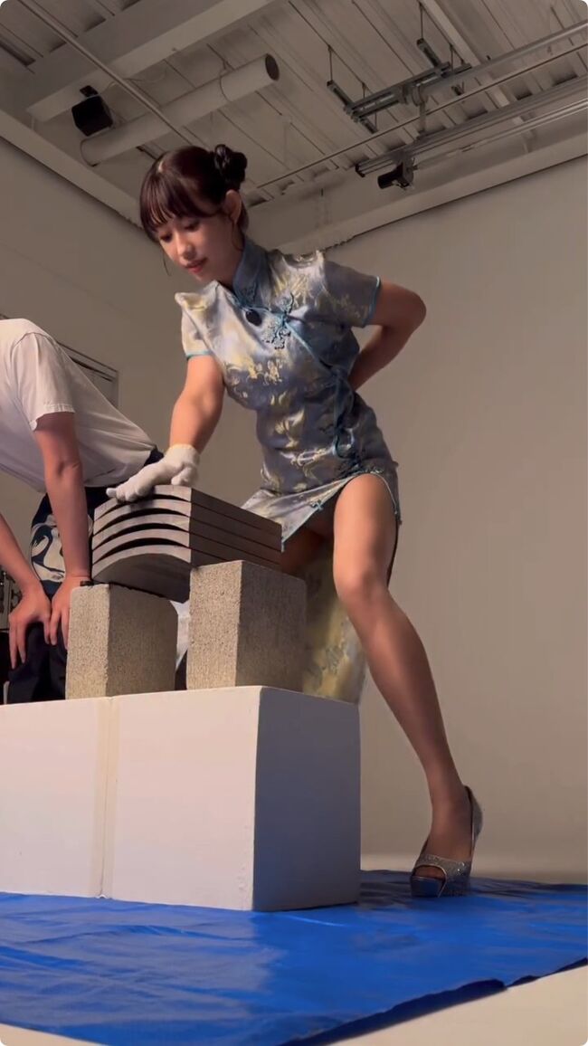 【画像+動画】堀江聖夏アナがチャイナドレスで白パンツ丸見え大ハプニング!001