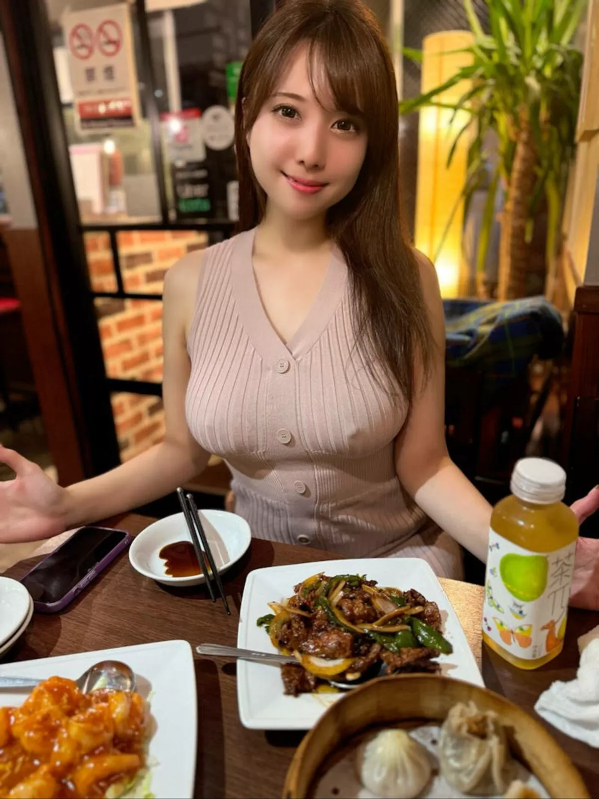 乳袋がくっきりなエロいおっぱい画像069