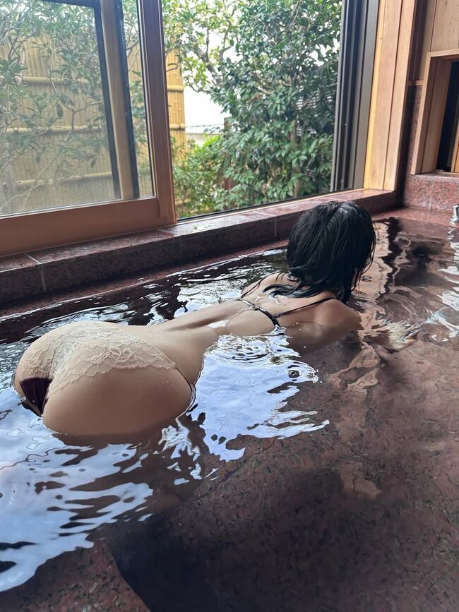 【画像3枚】元SDN48芹那(40歳)がインスタで温泉入浴尻突き出し！001
